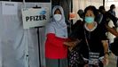 Una mujer mayor espera su turno para recibir la inyecci�n de refuerzo de Pfizer en Yakarta (Indonesia)