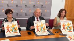 Tom, con la concejala Gloria Prada y la coordinadora de servicios sociales (a la derecha)