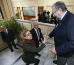 Orozco recibe a Encarnacin Rivas al llegar al consistorio. 