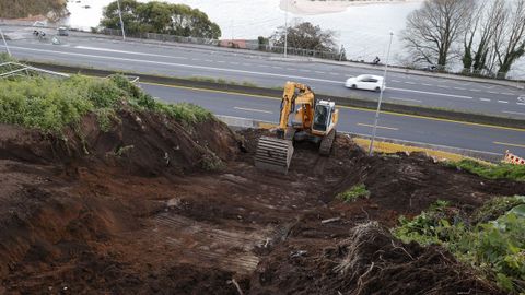 Obras de desvío de servicios para demoler el hotel de pacientes y el nuevo viario del Novo Chuac