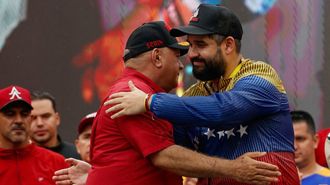 Diosdado Cabello y Nicol�s Maduro Guerra se abrazan durante un acto el pasado mes de enero en Caracas