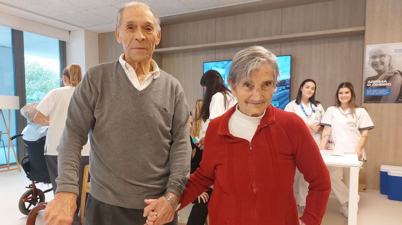 José María y y Edelmira, 63 años casados, juntos en la residencia y vacunándose de la gripe: «Ela ten alzhéimer e non quería poñela, pero como a puxen eu aceptou»