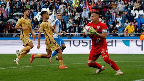 Alfonso Herrero atrapando un baln durante el encuentro de la primera vuelta celebrado en Riazor