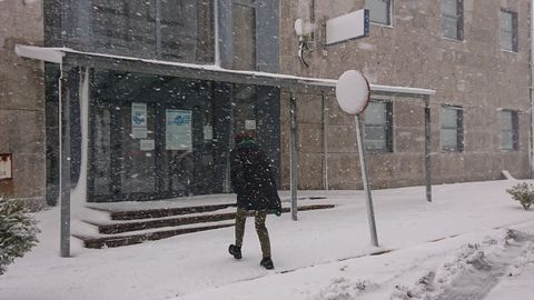 En A Fonsagrada, la nieve ocultaba casi por completo los coches aparcados.