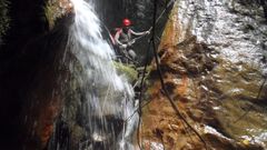 Descenso de barrancos en el ca��n del r�o Carballido, en las cercan�as de Folgoso do Courel
