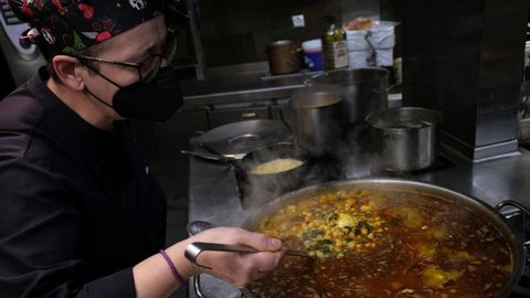 Una cocinera prepara el men de el Desarme en un restaurante de Oviedo. ARCHIVO