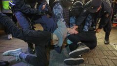 Agentes antidisturbios detienen a manifestantes durante una protesta en Mosc� contra la movilizaci�n de reservistas