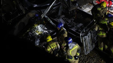 Servicios de emergencia en el lugar del accidente en Gelida (Barcelona)