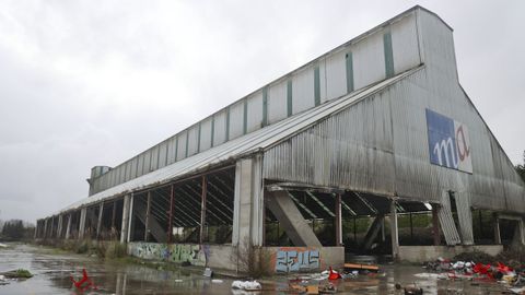 Exterior de las naves abandonadas.