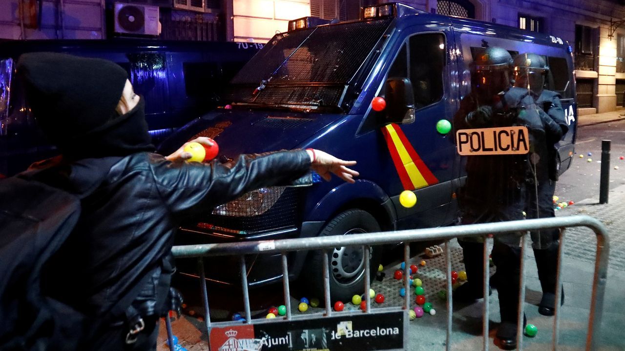 Miles de personas se concentran en Barcelona contra la sentencia del 1 ...