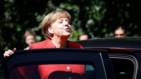 Angela Merkel se monta en su coche oficial tras realizar una visita a estudiantes de secundaria en Berl�n