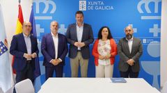 El conselleiro de Cultura, Jos Lpez Campos (centro), y a su derecha, el concejal Gonzalo Castro, este mircoles en la reuni de la mesa de dilogo constituida por las Administraciones para decidir el futuro de los murales de Lugrs