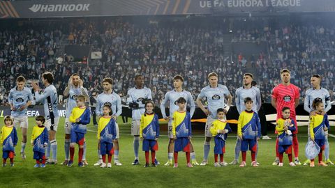 Los jugadores del Celta, en los proleg�menos del partido ante el Lyon.