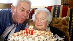 Con 111 a�os, a la peluquer�a y de caf�s