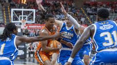 Alonzo Verge maneja el bal�n ante la defensa de varios jugadores del UCAM.