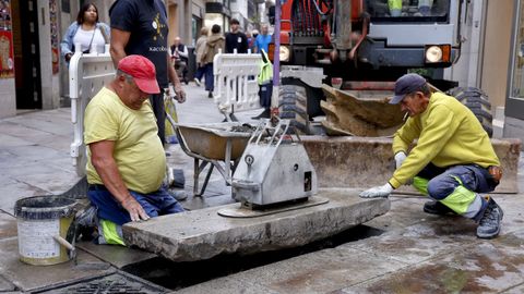 Operarios del Ayuntamiento repararon las deficiencias en una de las losas de la calle Real, un da despus de que causara la cada de una mujer