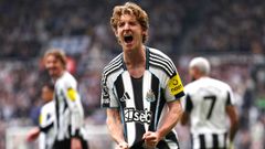 Anthony Gordon celebra su gol durante el partido de la Premier League ante el Sunderland, en St. James' Park.