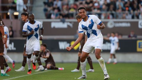 Bright Ede celebra su gol, anotado en un saque de esquina