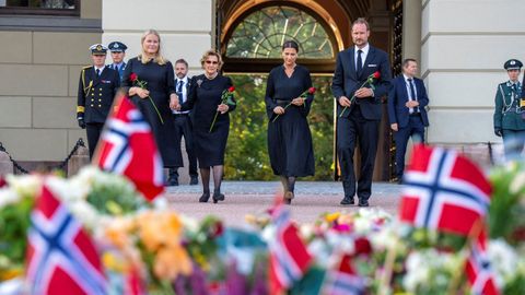 La reina Mette-Marit, de la mano con la reina Sonia, junto a Marta Luisa de Noruega y el rey Haakon