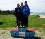 Hern�ndez, en el centro, y Ramos, derecha, en el podio del Galego.