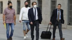 El patrn del Villa de Pitanxo, Juan Padn Costa, y su sobrino, Eduardo Rial Costa en la Audiencia Nacional en Madrid para declarar ante el juez en el 2022 por el naufragio del buque gallego .