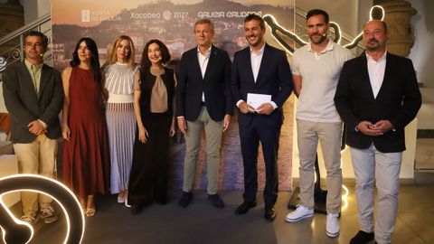 Alfonso Rueda, en el centro, con algunos de los intervinientes en el acto de promoci�n. 