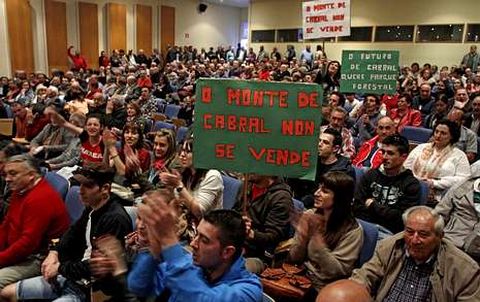 Las protestas de un grupo de opositores no comuneros reventaron la asamblea el domingo.