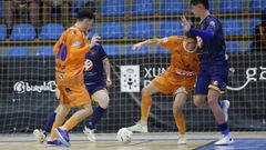 Los burelistas Izan y Al�n luchan por el bal�n con dos futbolistas del Entrerr�os Automatizaci�n
