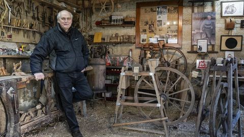 Leopoldo Rodrguez, en el antiguo taller de su padre en Loa do Monte