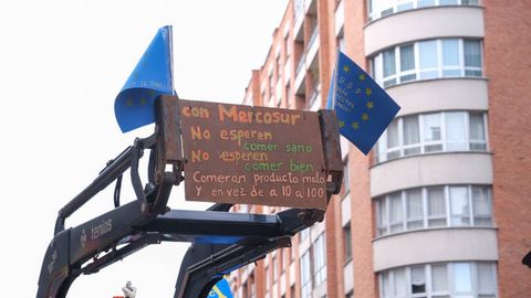 As� fue la tractorada en Oviedo convocada por URA, USAGA, COAG y ASAJA contra el acuerdo de libre comercio entre la Uni�n Europea y los pa�ses del Mercosur