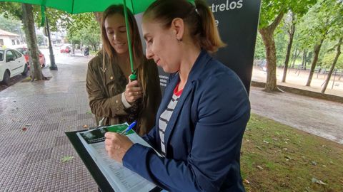 La concejala de Sanidad de Vigo, Nuria Rodrguez, firm a favor de que se prohba el tabaco en el parque