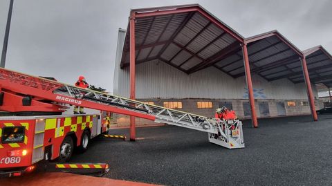 Los bomberos de Ferrol se desplazaron a FIMO para revisar la cubierta del edificio de acceso al recinto, tras levantarse una plancha.