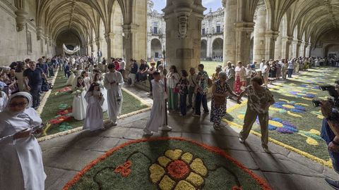 Celebracin del Corpus en Ourense. Alfombras florales en el claustro barrroco de Celanova.