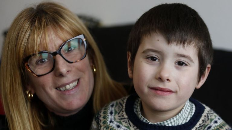 La viveirense Maite V�zquez, con su hijo Leo, que tiene autismo, lucha por la integraci�n y la mejora de la calidad de vida de las familias con hijos con neurodivergencias