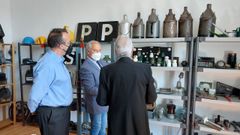 Jos� Carlos Dom�nguez, Jos� Tom� y Ferm�n Avellaneda en una de las nuevas salas expositivas de la sede de la asociaci�n Amafer