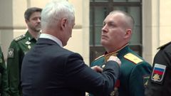 El general Ant�n Grunis recibiendo una medalla 