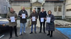 El PSOE present� su moci�n ante el centro de salud de O Carballi�o.