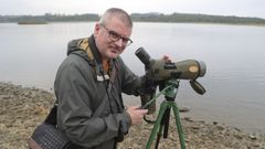 Xabier Prieto Espiñeira, con su telescopio en la laguna de A Frouxeira. 