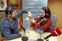 Fran Rodr�guez e Ver�nica Couto, de Radio Voz Berganti�os, sorteando as datas e as parellas de colexios. 