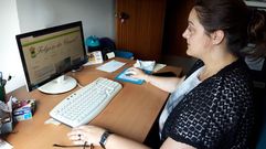 La alcaldesa de Folgoso do Courel -en la imagen, en una foto del pasado mes de mayo- trabaja estos d�as desde su casa