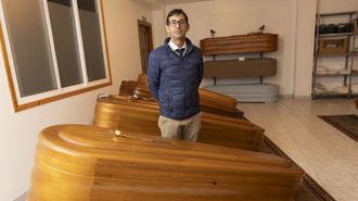 Moncho Bello, de Santa Marta, ense�a diversos ata�des.