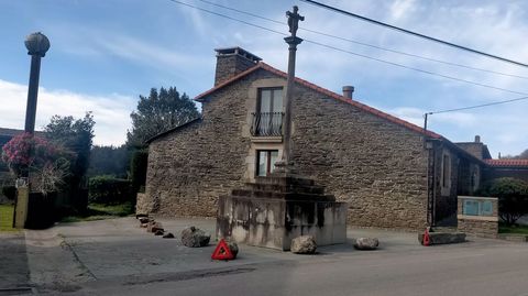 La plaza est cerrada con grandes piedras que impiden el paso a vehculos desde el pasado da 5