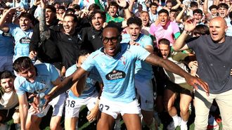 Milla, en la celebraci�n del ascenso del Celta Fortuna el pasado junio con sus compa�eros, entre ellos, Vicente.
