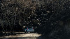 En la zona se estan colocando albarradas o presas de piedra y fajinas vegetales cerca de torrentes y c�rcavas para frenar el transporte de sedimentos, ademas de realizar cortas y podas selectivas. El subdelegado del Gobierno, el presidente de la CHMS y la alcaldesa de Lobios visitaron los montes del Xur�s en los que se esta actuando para evitar que la erosi�n tras los incendios de septiembre, que quemaron dos mil hect�reas, afecten a los r�os
