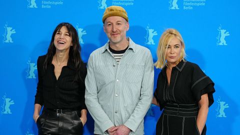 La actrices Charlotte Gainsbourg y Emmanuelle Beart (derecha), con el director francs Mikhael Hers en la presentacin de Les Passagers de la Nuit