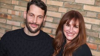 El dise�adora Simon Porte Jacquemus, con la actriz Julia Roberts