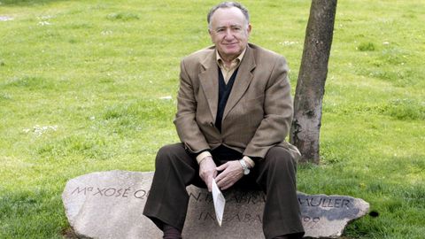 Alonso Montero posando para unha entrevista en La Voz no 2004