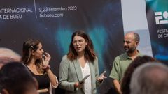 A concelleira de cultura de Bueu, Carmen Garc�a, entre os codirectores do FicBueu Mar�a Ruiz-Falc� e Manuel Pena, este m�rcores na presentaci�n do festival no peirao de Attilio.