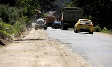 Las tareas incluyen estos d�as la consolidaci�n de las zonas de ensanche de la plataforma del vial.