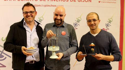 Rodrigo Roza, de 11 Guajes, David Mena, de Dosmasuno Gastrobar y Mauricio Pinedo, de Los Patios, con sus respectivos pinchos